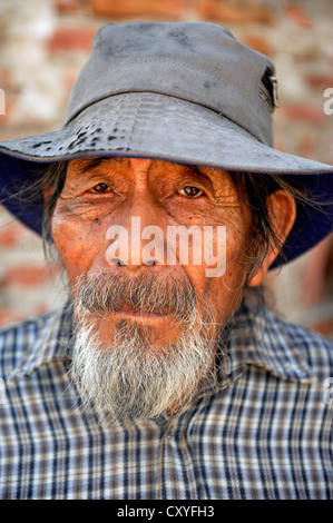 Le vieil homme, portrait, village du peuple wichi indigènes, Comunidad Tres Pocos, province de Formosa, en Argentine, en Amérique du Sud Banque D'Images