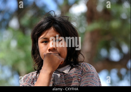 Girl, portrait, village du peuple wichi indigènes, Comunidad Tres Pocos, province de Formosa, en Argentine, en Amérique du Sud Banque D'Images