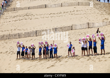 Les gens de Siblu organisation dans la lutte contre le cancer dans la célèbre Dune du Pyla, le 8 août 2012 à Pyla sur Mer, France. Banque D'Images