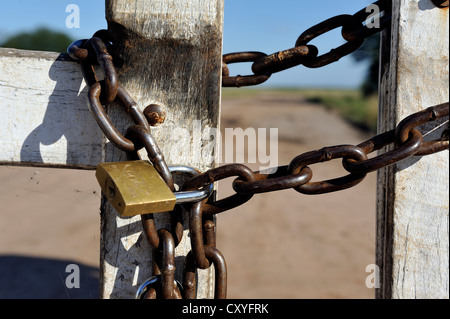 Le cadenas d'une porte en bois d'un grand propriétaire foncier, les producteurs de soja, Gran Chaco, province de Santiago del Estero, Argentine Banque D'Images