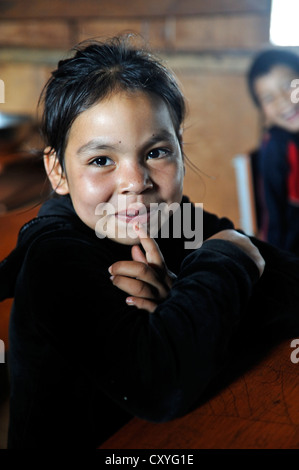 Portrait d'une fille dont les parents ont été forcés de quitter leurs terres aux côtés de dizaines d'autres petits paysans et leurs familles par Banque D'Images