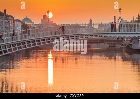 Le Ha'penny Bridge, River Liffey, Dublin, Irlande au coucher du soleil, à l'ouest en direction de la brasserie Guinness Banque D'Images