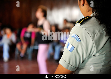 Agent de police à la journée d'action contre la violence familiale, Parque Technologico Ceiba école professionnelle, Zona 1, Guatemala City Banque D'Images