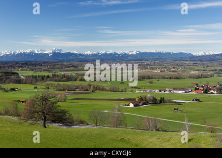 Préalpes à Weilheim et Wielenbach, Alpes gamme avec vue sur la Zugspitze, d'Hirschberg près de Paehl Banque D'Images