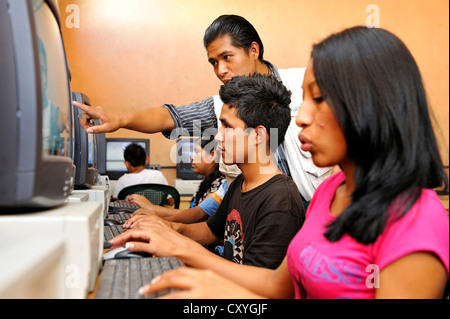 La classe d'informatique, de l'école Escuela Ceiba, Lomas de Santa Faz slum, Guatemala City, Guatemala, Amérique Centrale Banque D'Images