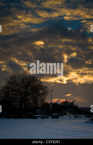 Scène d'hiver que le soleil est en baisse Banque D'Images