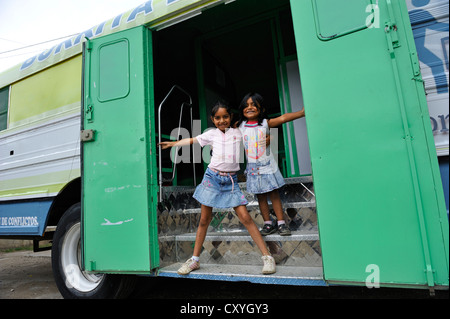 Deux filles debout à l'entrée d'un camion, 'La Burrita de La Paz' camion, la 'paix donkey' camion, les droits de l'homme Banque D'Images