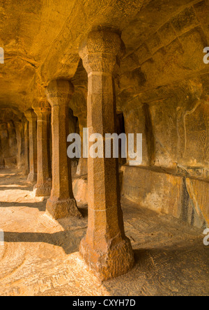 Piliers de pierre couper des rochers à la pénitence d'Arjuna, Mahabalipuram, Inde Banque D'Images