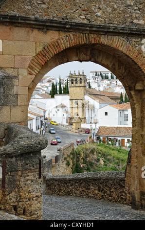 Blanc espagnol ville Ronda près du vieux pont Banque D'Images