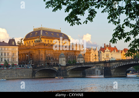 Národní divadlo, le Théâtre National, vu l'ensemble de la Vltava, Prague, République Tchèque, Europe Banque D'Images