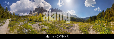 Vue panoramique à 360° à la Adolf Munkel trail dans le groupe Geisler, Montagnes, Odle Villnoess ou Funes Valley, Dolomites Banque D'Images