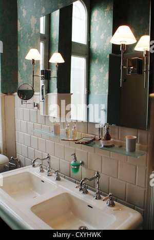 Lavabo double dans une élégante salle de bains Banque D'Images