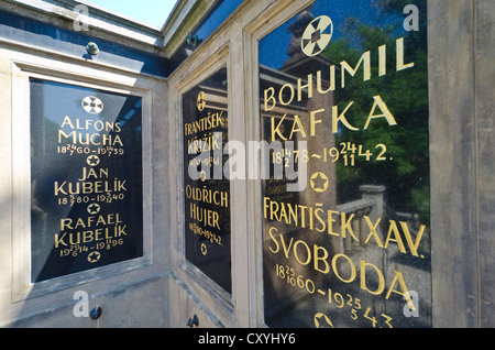 Tombe d'Alfons Mucha, peintre tchèque, et de Bohumil Kafka, le sculpteur tchèque et pédagogue, Vyoeehrad au cimetière, Prague Banque D'Images