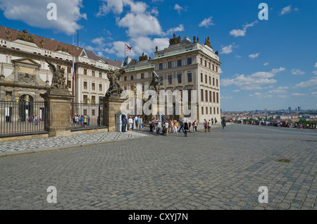 La porte d'entrée de Hradcany, quartier du château, au-dessus de la ville, Prague, République Tchèque, Europe Banque D'Images