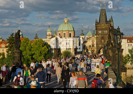 Les touristes sur l'historique Karluv Most, le Pont Charles, Mala Strana, à l'arrière, Prague, République Tchèque, Europe Banque D'Images