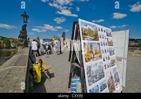 Divers artistes vendent leur art sur le site historique du Karluv Most, le Pont Charles, Prague, République Tchèque, Europe Banque D'Images