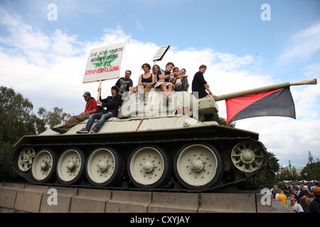 Les participants de la Parade de chanvre monter un réservoir au Monument commémoratif de guerre soviétique, à Tiergarten Strasse des 17. Juni, street, pour protester contre Banque D'Images