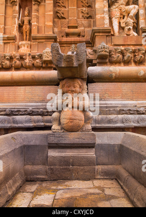 Rock Cut Découpage Sur le mur de l'Brihadishwara Temple, Thanjavur, Inde Banque D'Images