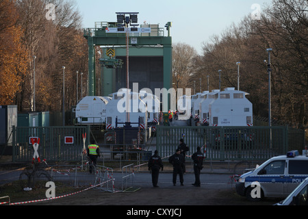 Transport à Gorleben en Basse-Saxe, à l'expulser, le transfert des conteneurs castor sont chargés sur des camions, Dannenberg Banque D'Images