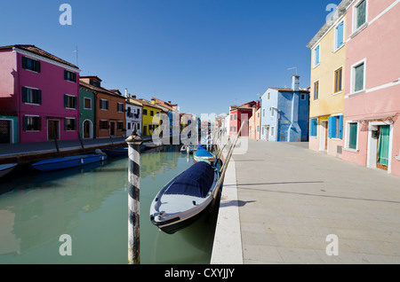 Maisons peintes de couleurs vives, Burano, Venise, Vénétie, Italie, Europe Banque D'Images