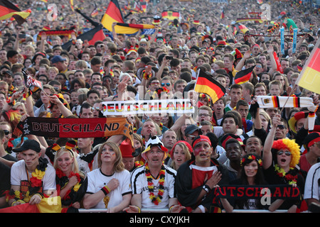 Fans à la fan mile à la porte de Brandebourg, 2012 Championnat d'Europe de football de l'UEFA, match de l'Allemagne contre le Danemark, Berlin Banque D'Images