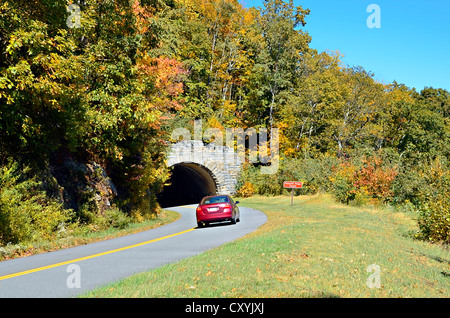 Une voiture entrer dans un tunnel sur le Blue Ridge Parkway à l'automne. Banque D'Images