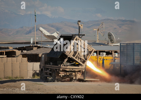 Guerre en Afghanistan, les soldats allemands le lancement d'un véhicule sans pilote drone de reconnaissance armée au camp de la FIAS PRT Kunduz, après le lancement Banque D'Images