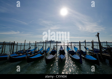 Gondoles attendent les touristes à l'embarcadère de San Marco, San Giorgio Maggiore, dans le dos, Venise, Vénétie, Italie, Europe Banque D'Images