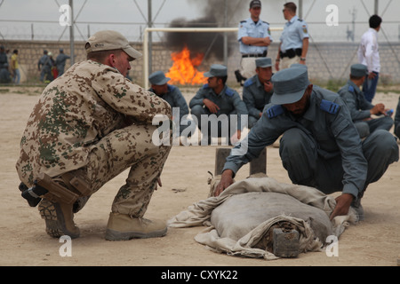 Camp de formation pour les forces de police afghanes dans les domaines de responsabilité de la Bundeswehr, l'armée allemande, en formation Banque D'Images