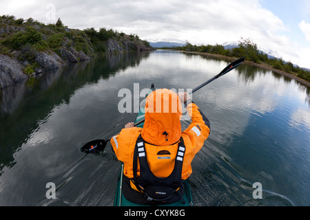 Pagaie de kayak sur une rivière glaciaire crystal clear, Parc National Torres del Paine, Thyndal Antártica Chilena et Magallanes, Banque D'Images