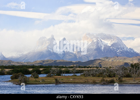 Vue sur la montagne de granit Cuernos del Paine, Parc National Torres del Paine, comme vu à partir de banques d'une rivière, un lac glaciaire Banque D'Images