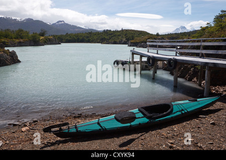 Kayak Pliant couché à côté d'une jetée, Parc National Torres del Paine, Thyndal Antártica Chilena et Magallanes, région, Patagonie Banque D'Images