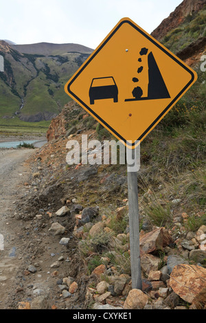 Road sign, attention chute de pierres, le Parc National Los Glaciares, Chalten, Santa Cruz, en Patagonie, Argentine, Amérique du Sud, Amérique Latine Banque D'Images