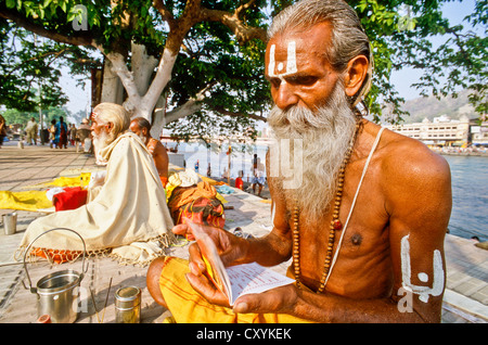 Un petit groupe de Sadhus font leur matin pooja au ghats le long du Gange à Haridwar, Inde, Asie Banque D'Images