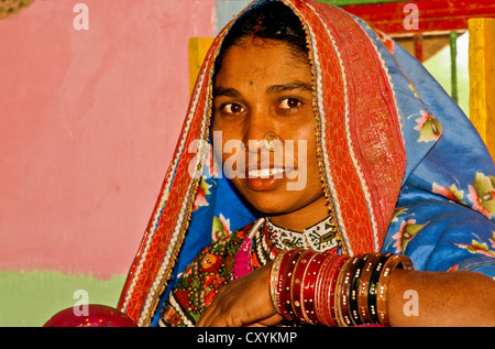 Portrait d'une jeune femme qui vit sur la broderie, Bhirendiara, Inde, Asie Banque D'Images