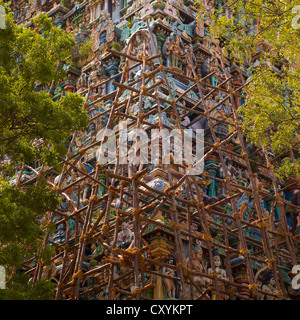 Sur un échafaudage Gopuram du temple de Sri Meenakshi, Madurai, Inde Banque D'Images