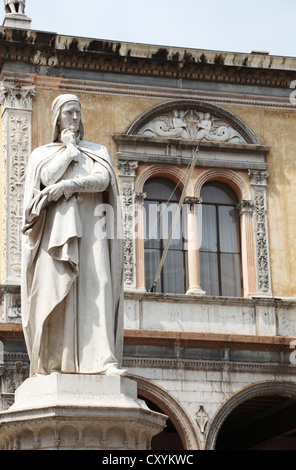 Statue de Dante Alighieri, La Loggia del Consiglio au dos, la Piazza dei Signori, Vérone, Vénétie, Italie, Europe Banque D'Images