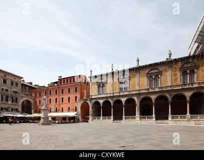 Piazza dei Signori, avec une statue de Dante Alighieri et la Loggia del Consiglio, Vérone, Vénétie, Italie, Europe Banque D'Images