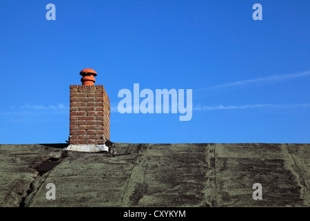 Cheminée en brique rouge contre un ciel bleu, toit, Den Helder, Hollande, Pays-Bas, Europe Banque D'Images