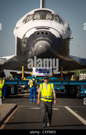 La navette Endeavour de la NASA est manoeuvré rues d'Inglewood tandis que sur un voyage de 12 miles par la route pour sa nouvelle maison au California Science Center le 13 octobre 2012 à Los Angeles, Californie. S'efforcer terminé 25 missions, a passé 299 jours en orbite, et en orbite autour de la terre 4 671 fois lors d'un voyage à 122 883 151 kilomètres. Début octobre 30e la navette sera en montre dans le Samuel Oschin de la navette spatiale Endeavour Afficher Pavilion. Banque D'Images