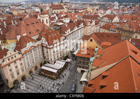 Les bâtiments sur le toit en terre cuite, la place de la Vieille Ville, Prague, République Tchèque, Europe Banque D'Images