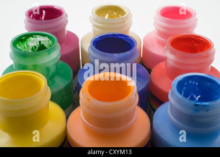 Bouteilles de peinture plastique avec couvercles enlevés Banque D'Images