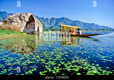 Pont en ruine et shikara voile sur le lac Dal, Srinagar, Jammu-et-Cachemire, l'Inde, l'Asie Banque D'Images