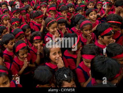 Groupe d'écoliers en uniforme en priant, Cochin, Inde Banque D'Images