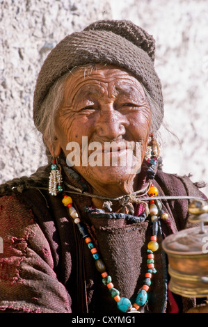 Vieille dame ladakhis tournant le moulin à prière, Leh, Inde, Asie Banque D'Images
