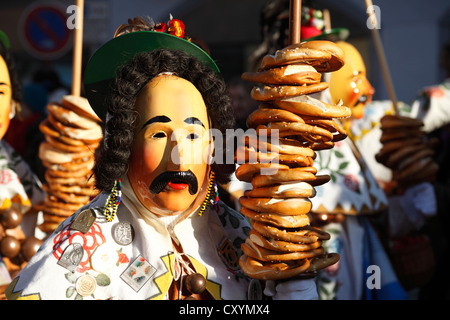 Carnaval traditionnel figure avec les bretzels sur une tige, fool's jump à Oberndorf am Neckar, carnaval à Oberndorf Banque D'Images