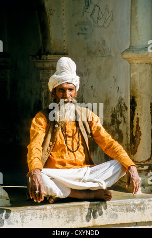 Sadhu, saint homme, assis à l'entrée d'un temple, Bhuj, Inde, Asie Banque D'Images