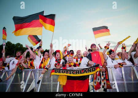 Fans au cours de l'Euro 2012 La consultation du public sur l'événement 'Berlin Fan Mile' regardant le match de quart de finale à la porte de Brandebourg Banque D'Images