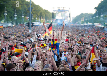 Les amateurs de football regarder le premier match de l'équipe nationale allemande lors de l'Euro 2012 championnats à Fanpark Berlin Banque D'Images