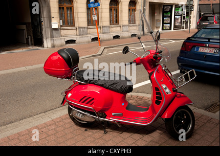 Rouge lumineux du cyclomoteur Scooter garé Hasselt Belgique Europe Banque D'Images